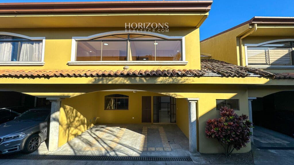 Se Vende Casa En Guayabos Curridabat 3 Habitaciones + C. Servicio En Condominio Nja1196