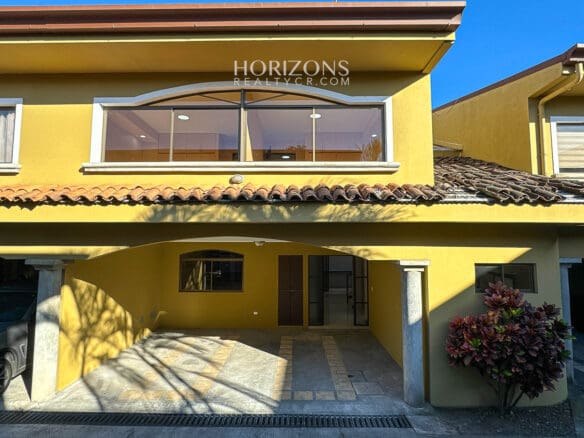 Se Vende Casa En Guayabos Curridabat 3 Habitaciones + C. Servicio En Condominio Nja1196