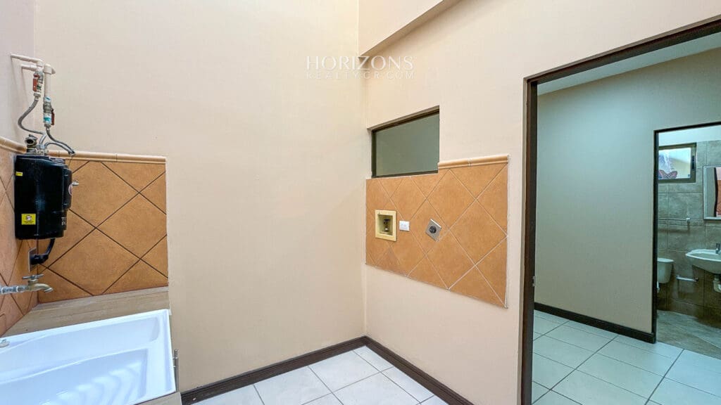 Se Vende Casa en Guayabos Curridabat 3 Habitaciones + C. Servicio en Condominio nja1196