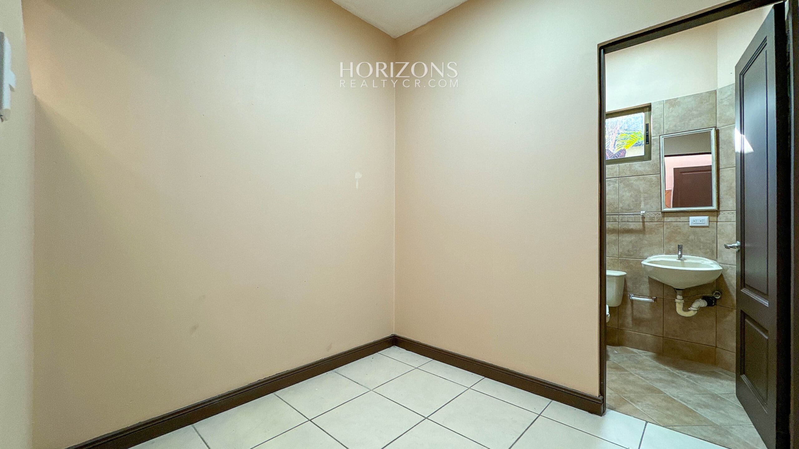 Se Vende Casa en Guayabos Curridabat 3 Habitaciones + C. Servicio en Condominio nja1196