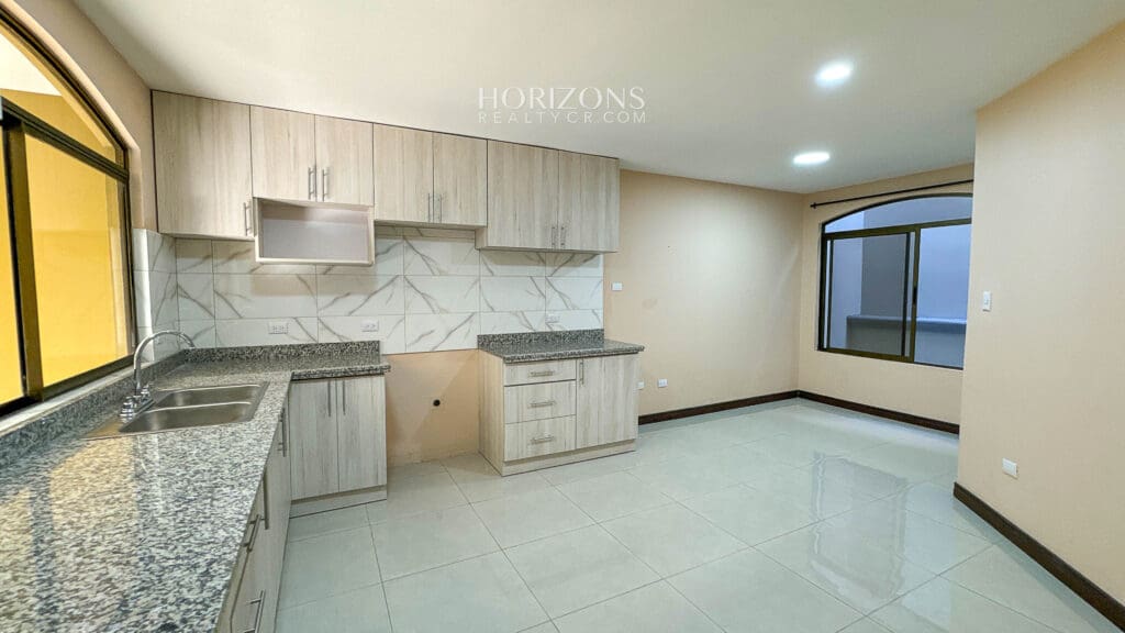 Se Vende Casa en Guayabos Curridabat 3 Habitaciones + C. Servicio en Condominio nja1196