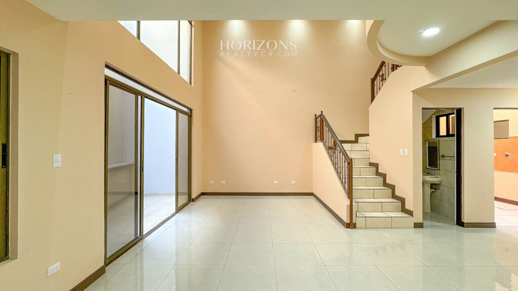 Se Vende Casa en Guayabos Curridabat 3 Habitaciones + C. Servicio en Condominio nja1196