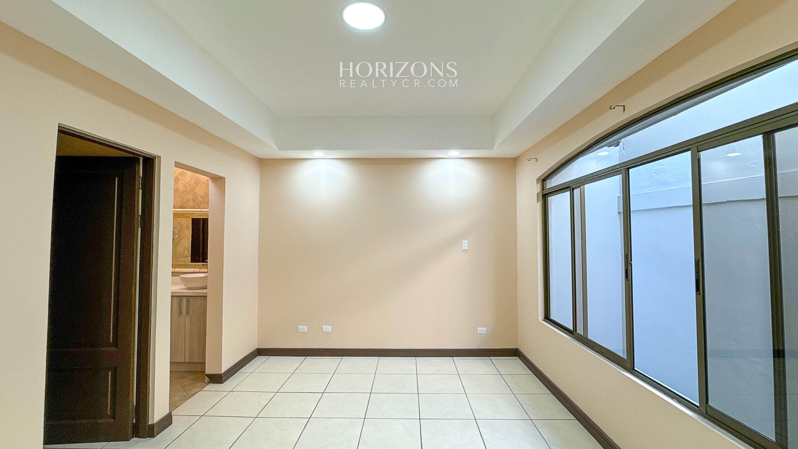 Se Vende Casa en Guayabos Curridabat 3 Habitaciones + C. Servicio en Condominio nja1196