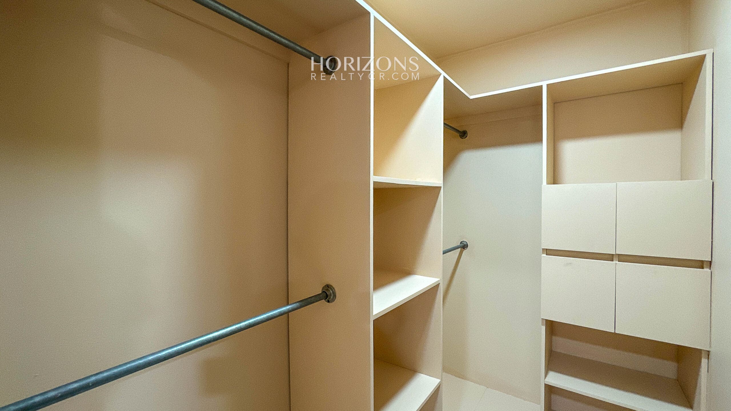 Se Vende Casa en Guayabos Curridabat 3 Habitaciones + C. Servicio en Condominio nja1196