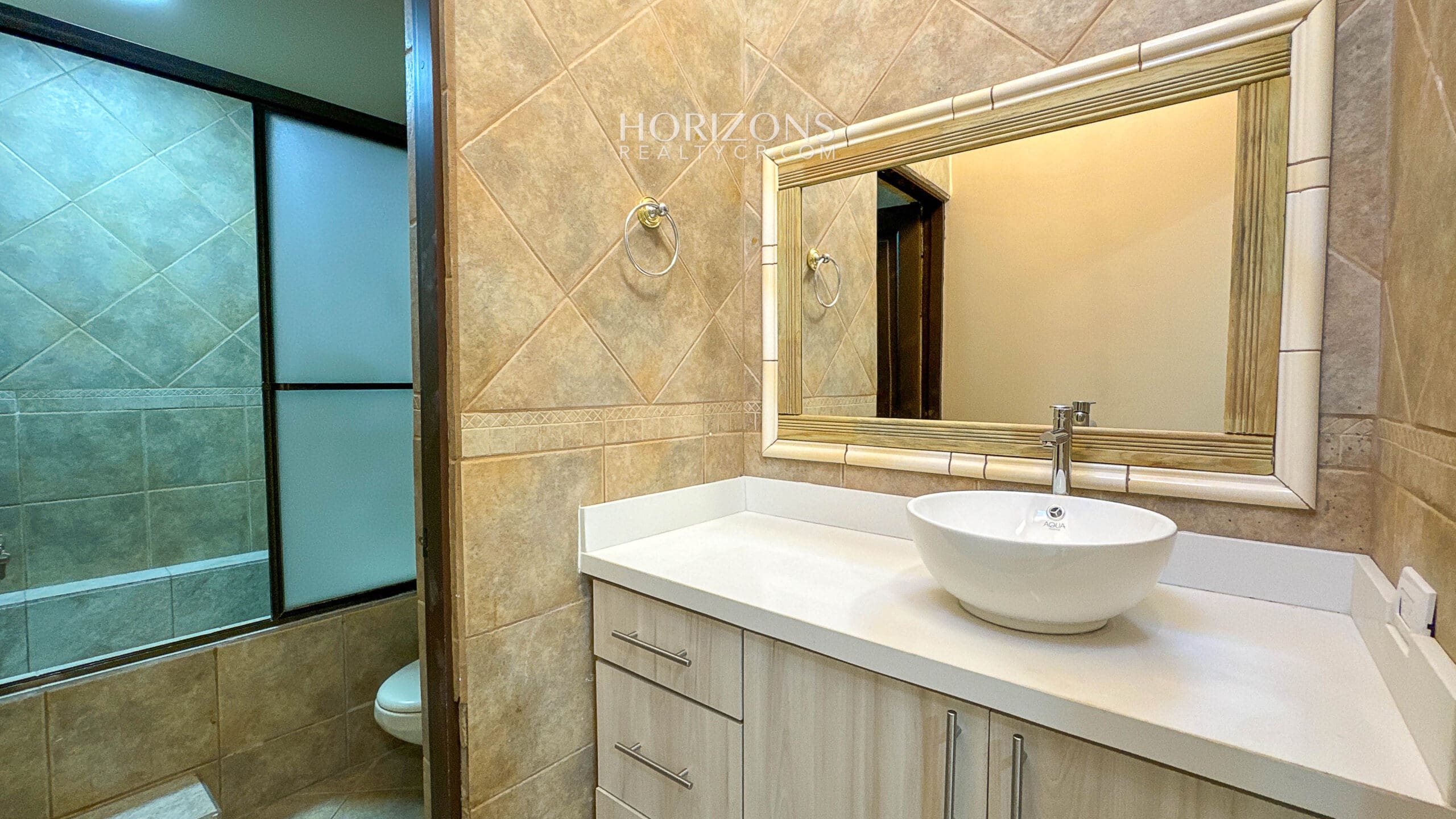 Se Vende Casa en Guayabos Curridabat 3 Habitaciones + C. Servicio en Condominio nja1196