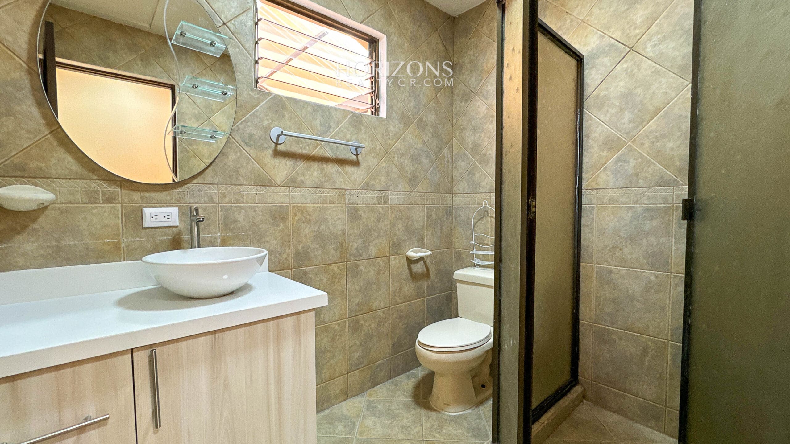 Se Vende Casa en Guayabos Curridabat 3 Habitaciones + C. Servicio en Condominio nja1196