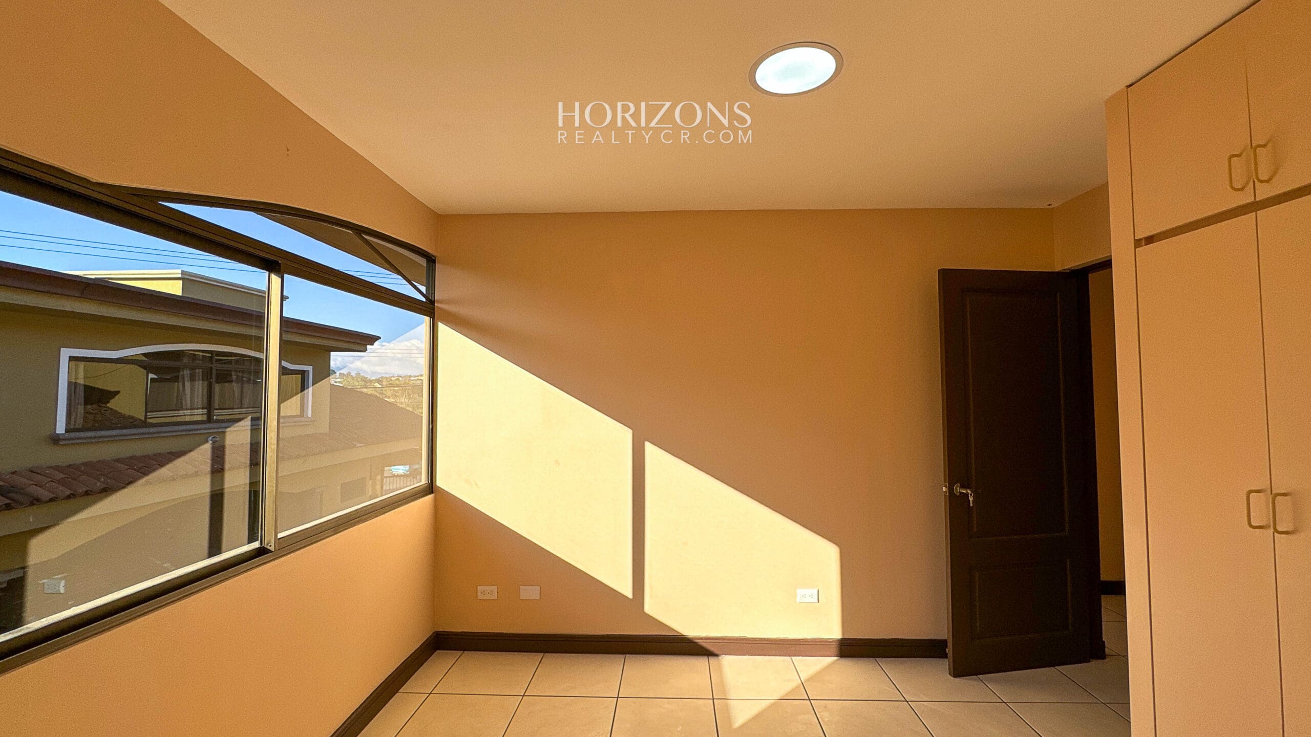Se Vende Casa en Guayabos Curridabat 3 Habitaciones + C. Servicio en Condominio nja1196