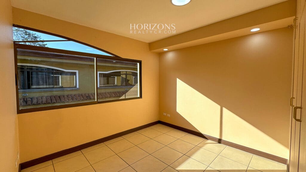 Se Vende Casa en Guayabos Curridabat 3 Habitaciones + C. Servicio en Condominio nja1196