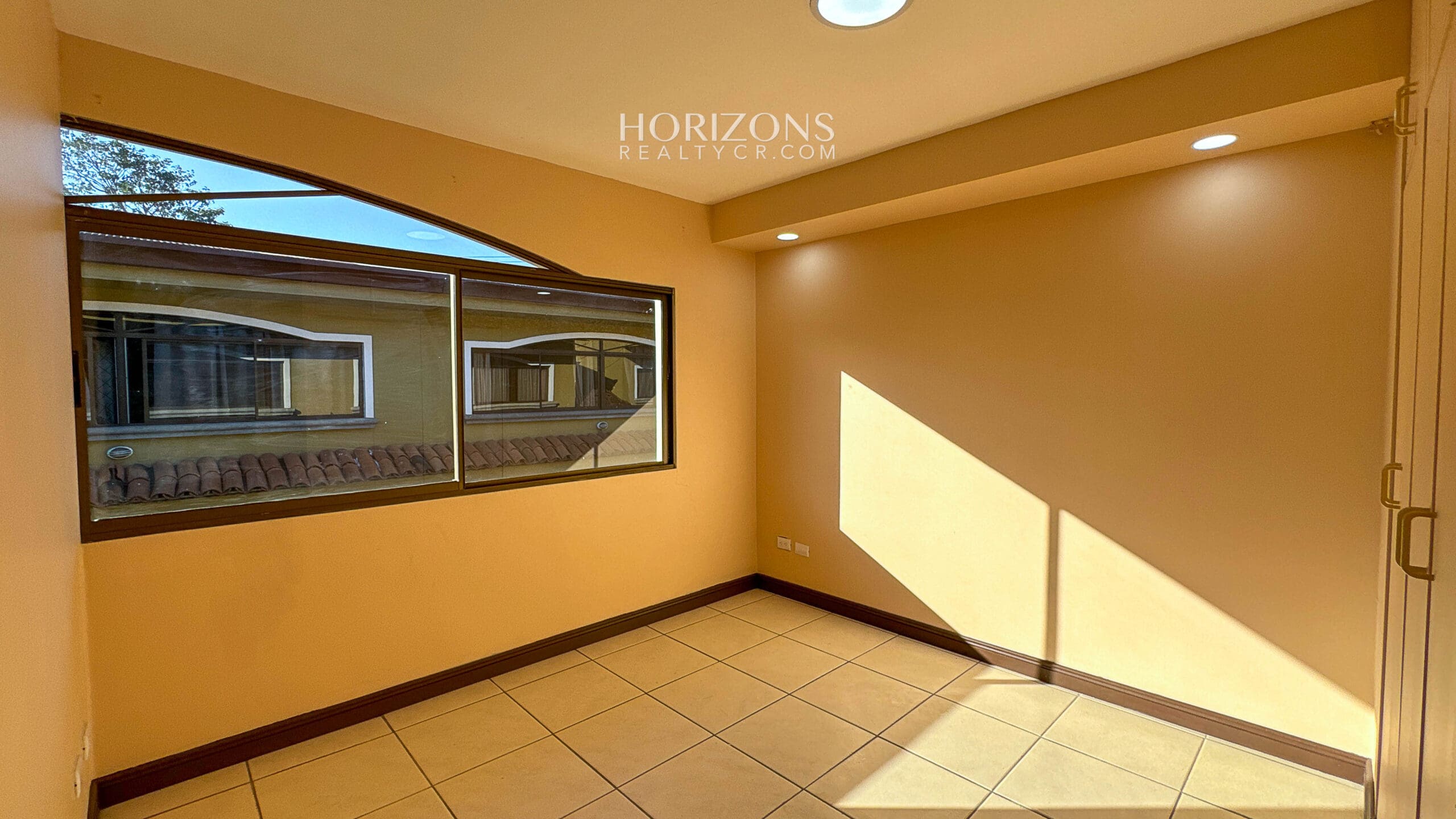 Se Vende Casa en Guayabos Curridabat 3 Habitaciones + C. Servicio en Condominio nja1196