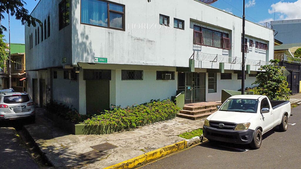 Amplio edificio con 14 oficinas y apartamento en venta cerca del Hospital Calderón Guardia hrc27