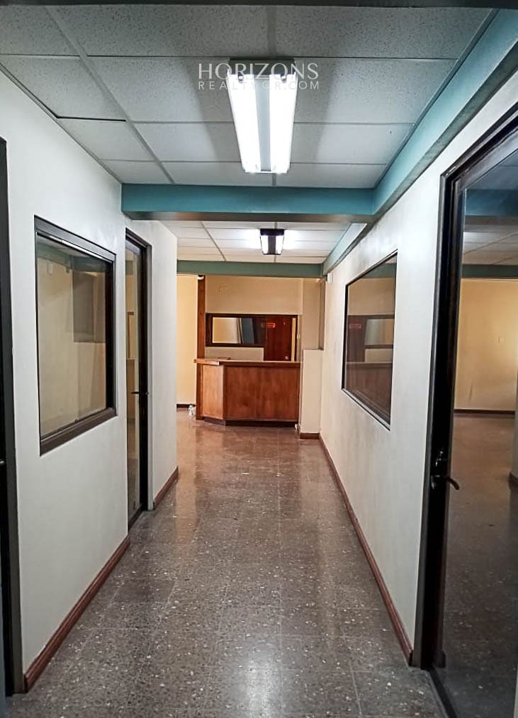 Amplio edificio con 14 oficinas y apartamento en venta cerca del Hospital Calderón Guardia hrc27