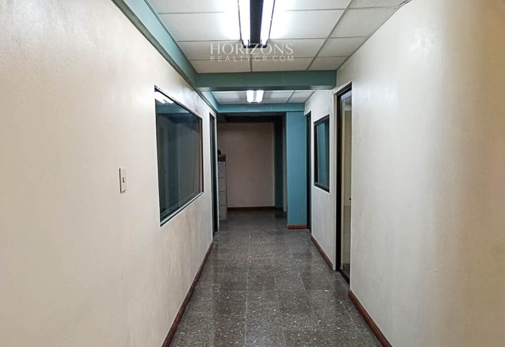 Amplio edificio con 14 oficinas y apartamento en venta cerca del Hospital Calderón Guardia hrc27