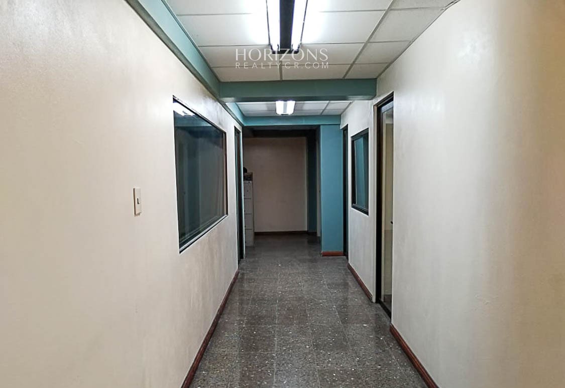 Amplio edificio con 14 oficinas y apartamento en venta cerca del Hospital Calderón Guardia hrc27