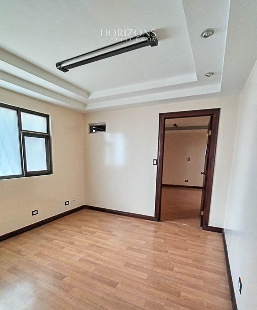 Amplio edificio con 14 oficinas y apartamento en venta cerca del Hospital Calderón Guardia hrc27