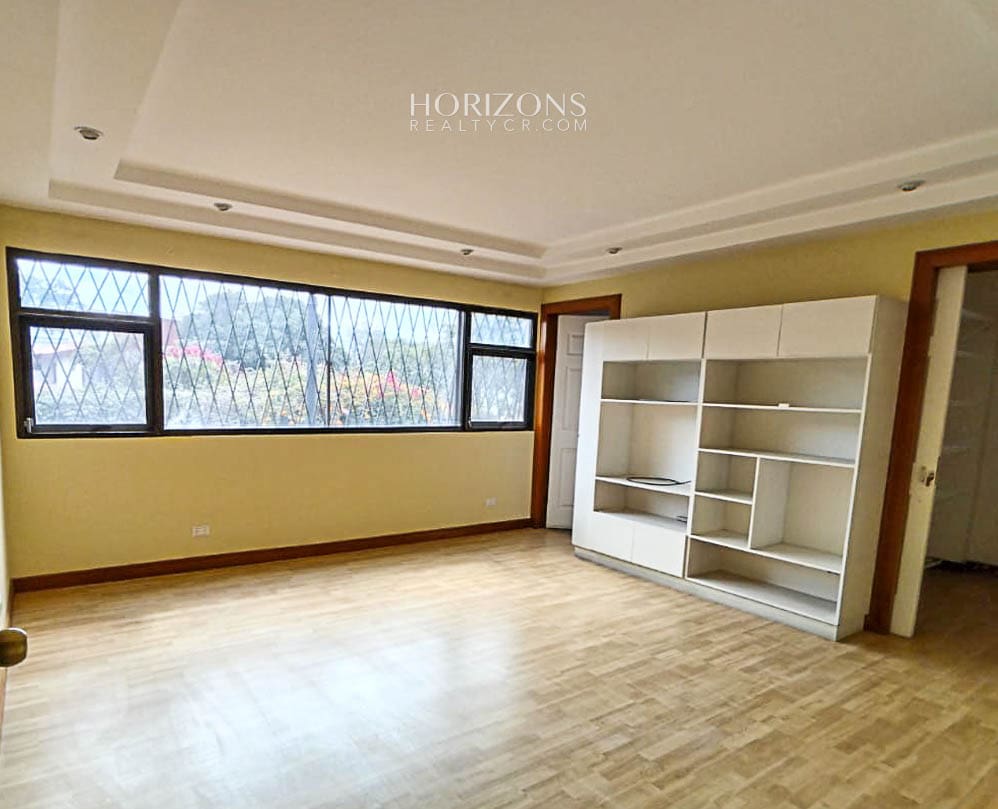 Amplio edificio con 14 oficinas y apartamento en venta cerca del Hospital Calderón Guardia hrc27