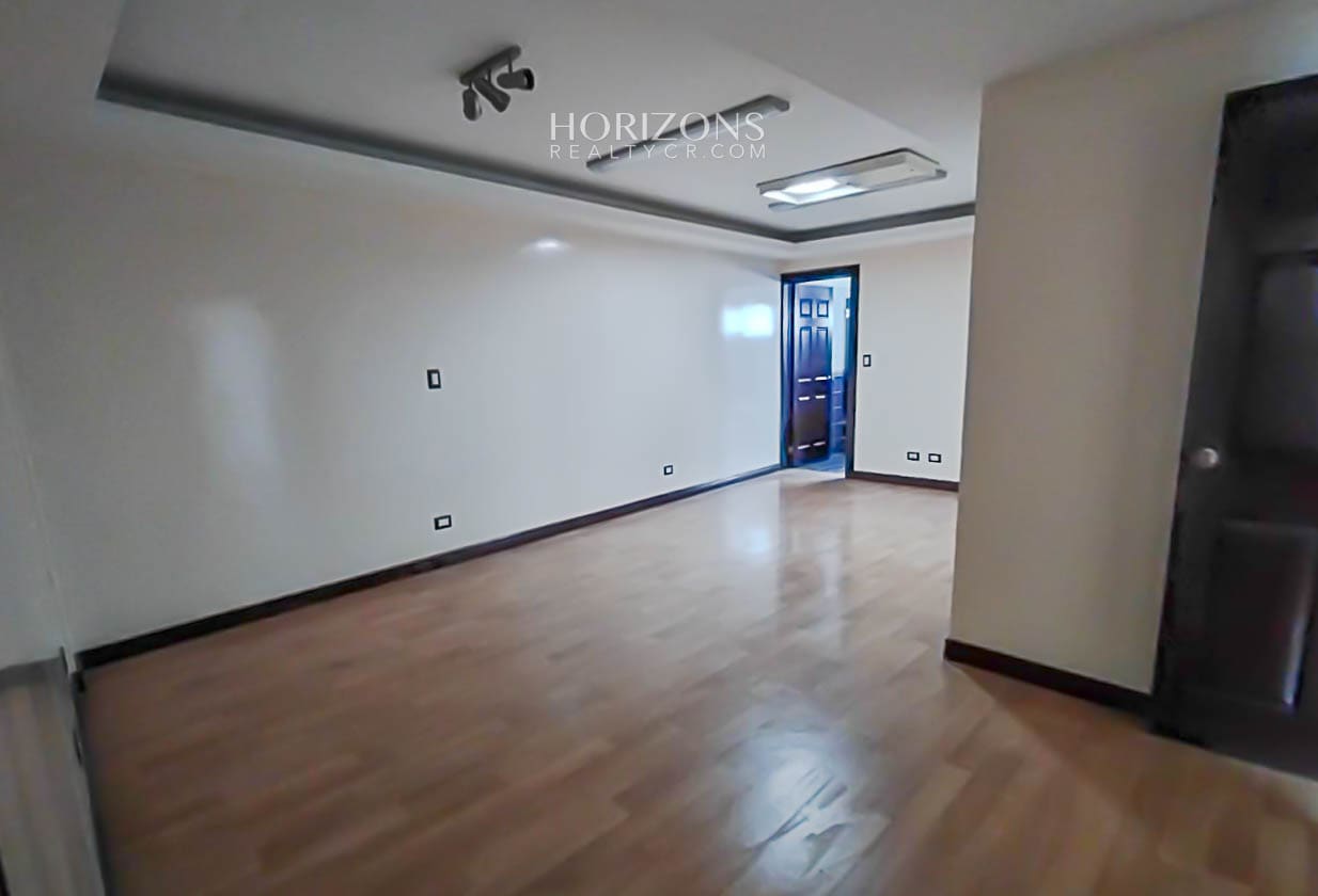 Amplio edificio con 14 oficinas y apartamento en venta cerca del Hospital Calderón Guardia hrc27