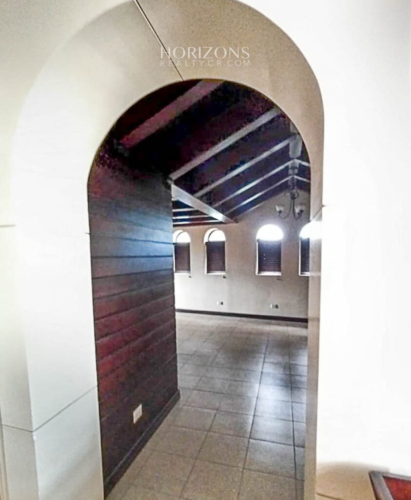 Amplio edificio con 14 oficinas y apartamento en venta cerca del Hospital Calderón Guardia hrc27