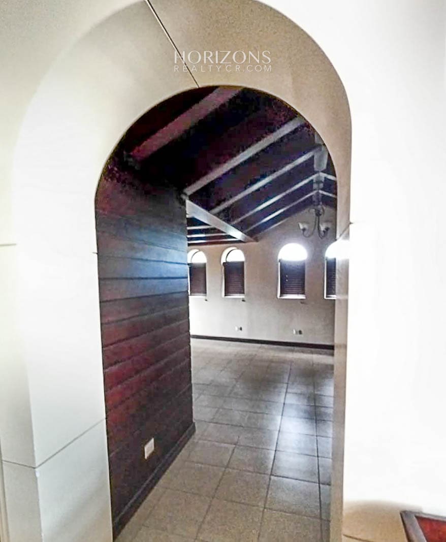 Amplio edificio con 14 oficinas y apartamento en venta cerca del Hospital Calderón Guardia hrc27