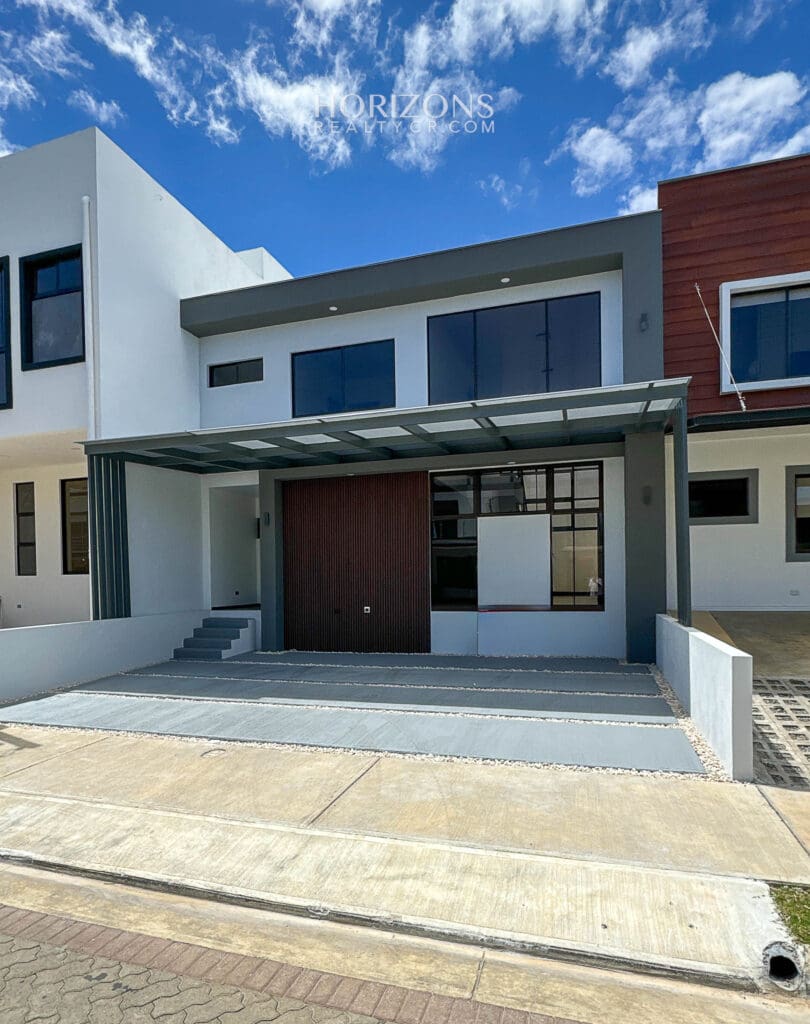 Estrene Casa 3 Habitaciones Una en Planta Baja En Distrito San Juan Techos Doble Altura nja1203