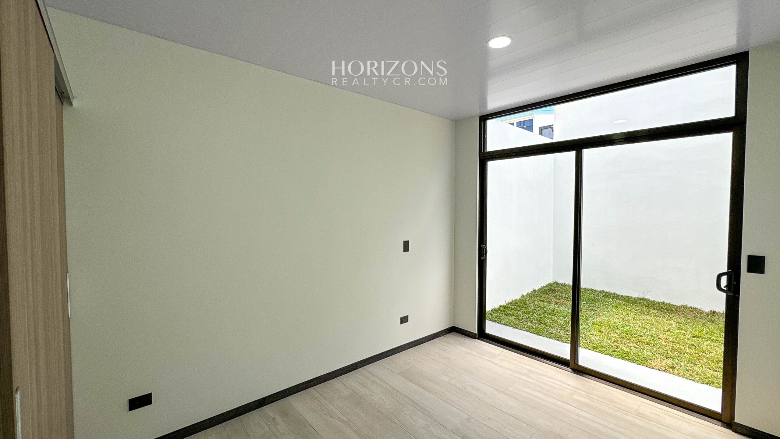 Estrene Casa 3 Habitaciones Una en Planta Baja En Distrito San Juan Techos Doble Altura nja1203