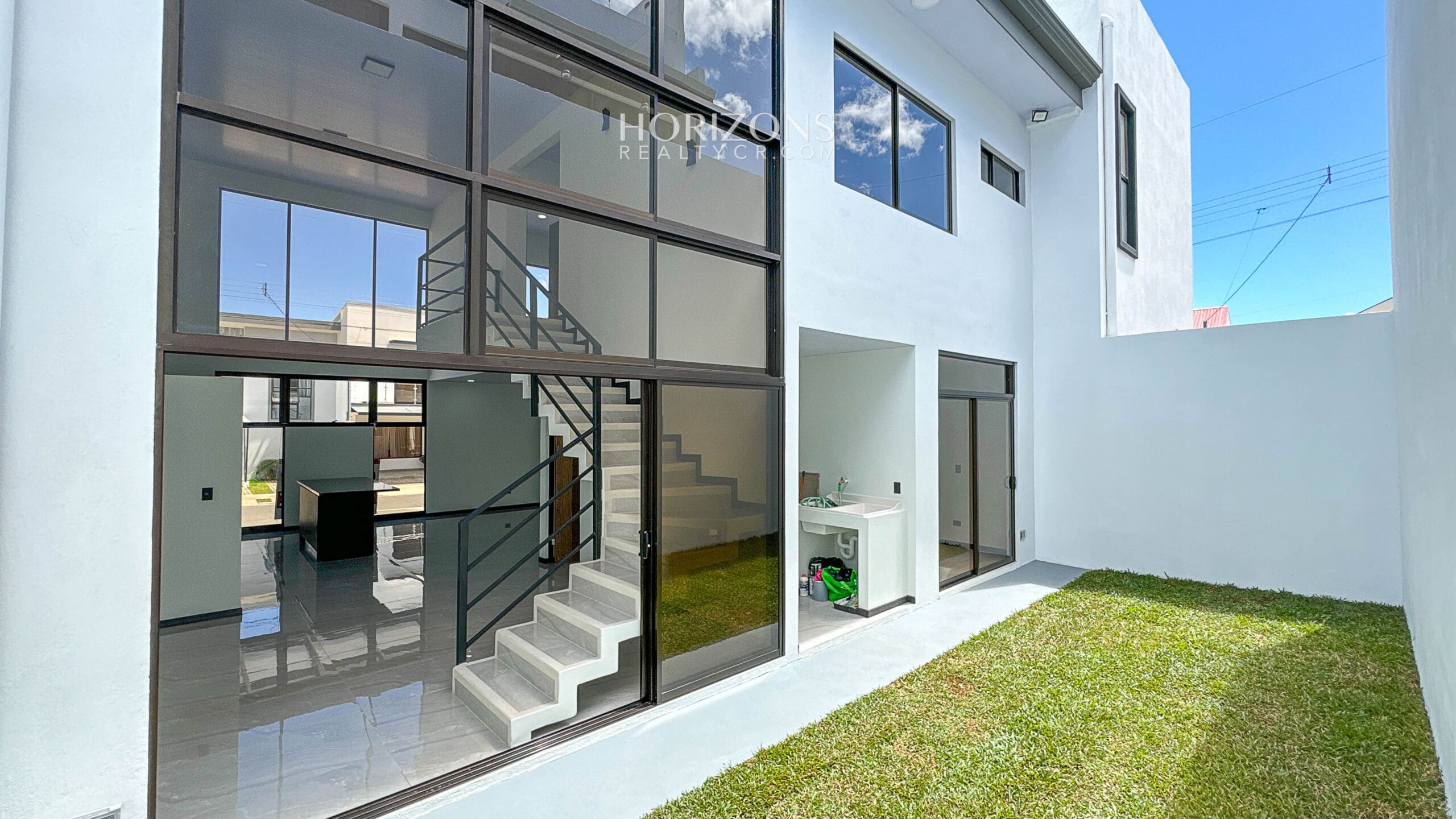 Estrene Casa 3 Habitaciones Una en Planta Baja En Distrito San Juan Techos Doble Altura nja1203