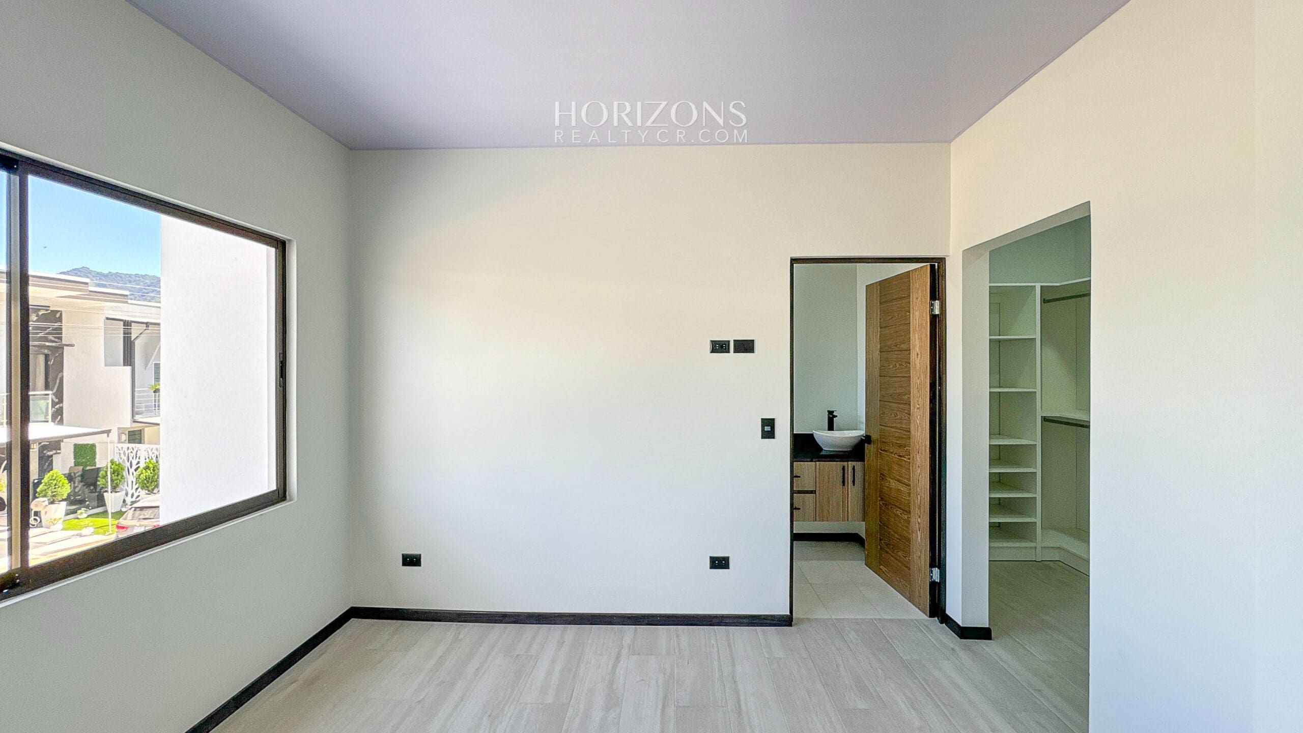 Estrene Casa 3 Habitaciones Una en Planta Baja En Distrito San Juan Techos Doble Altura nja1203