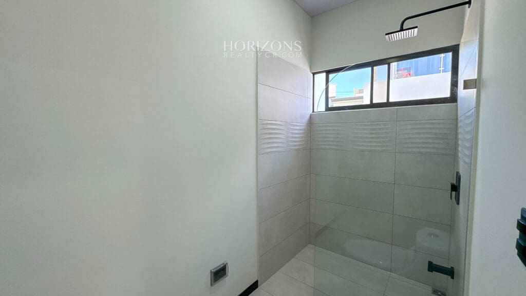 Estrene Casa 3 Habitaciones Una en Planta Baja En Distrito San Juan Techos Doble Altura nja1203