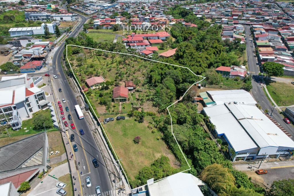 Terreno de 9.177m2 ideal para desarrollo comercial y residencial en Vázquez de Coronado nja1204