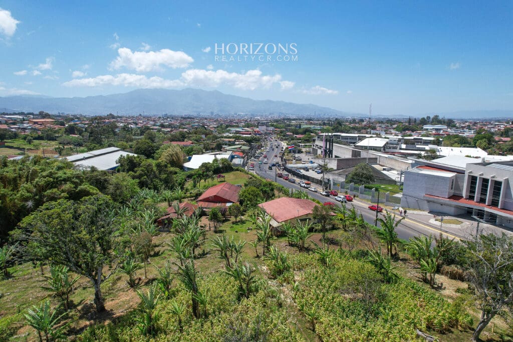 Terreno de 9.177m2 ideal para desarrollo comercial y residencial en Vázquez de Coronado nja1204