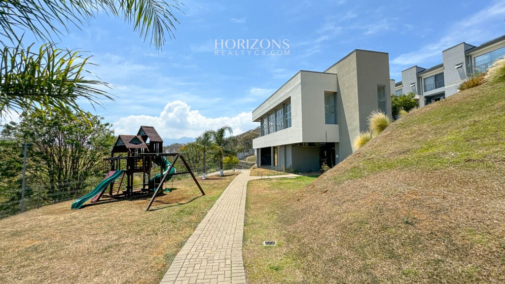 Se Alquila Casa En Condominio Ricon de Las Brisas San Pablo de Heredia 3 Habitaciones nja1208