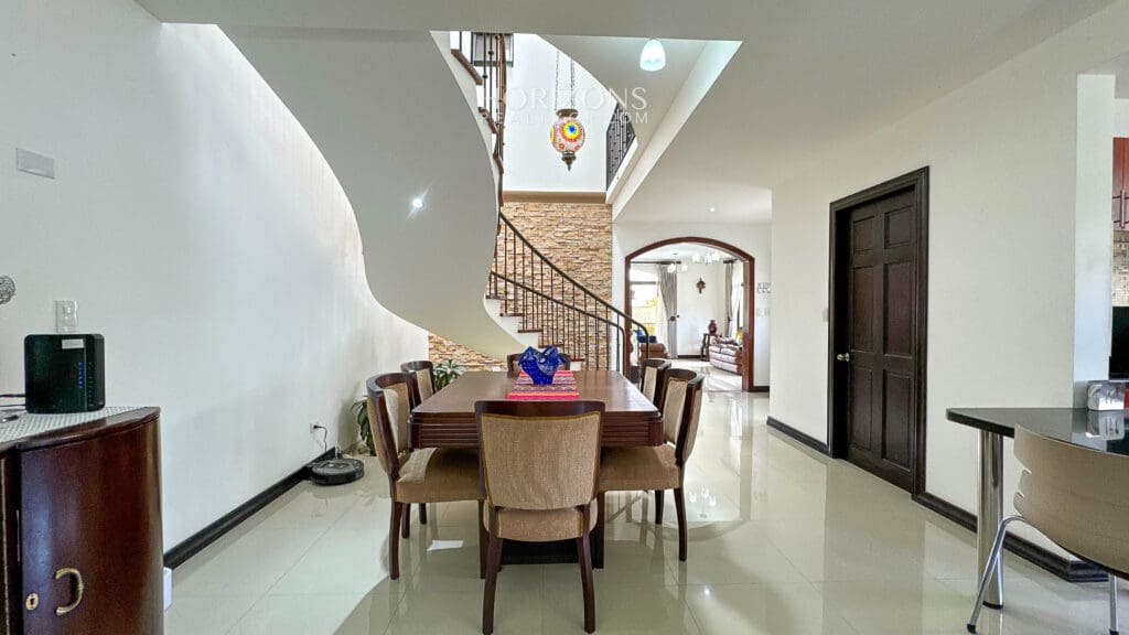Casa Esquinera en Condominio Lomas de Granadilla 4 habitaciones Curridabat nja1211