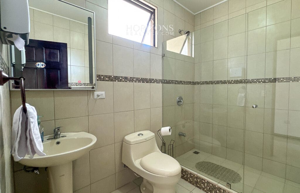 Casa Esquinera en Condominio Lomas de Granadilla 4 habitaciones Curridabat nja1211