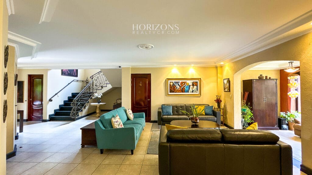 Casa en Venta en Residencial en Guayabos, Curridabat – 5 Habitaciones (1 en Primer Nivel), 466 m² NJA1213