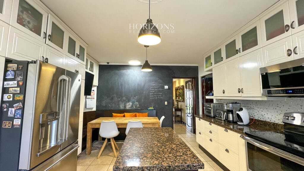 Casa en Venta en Residencial en Guayabos, Curridabat – 5 Habitaciones (1 en Primer Nivel), 466 m² NJA1213