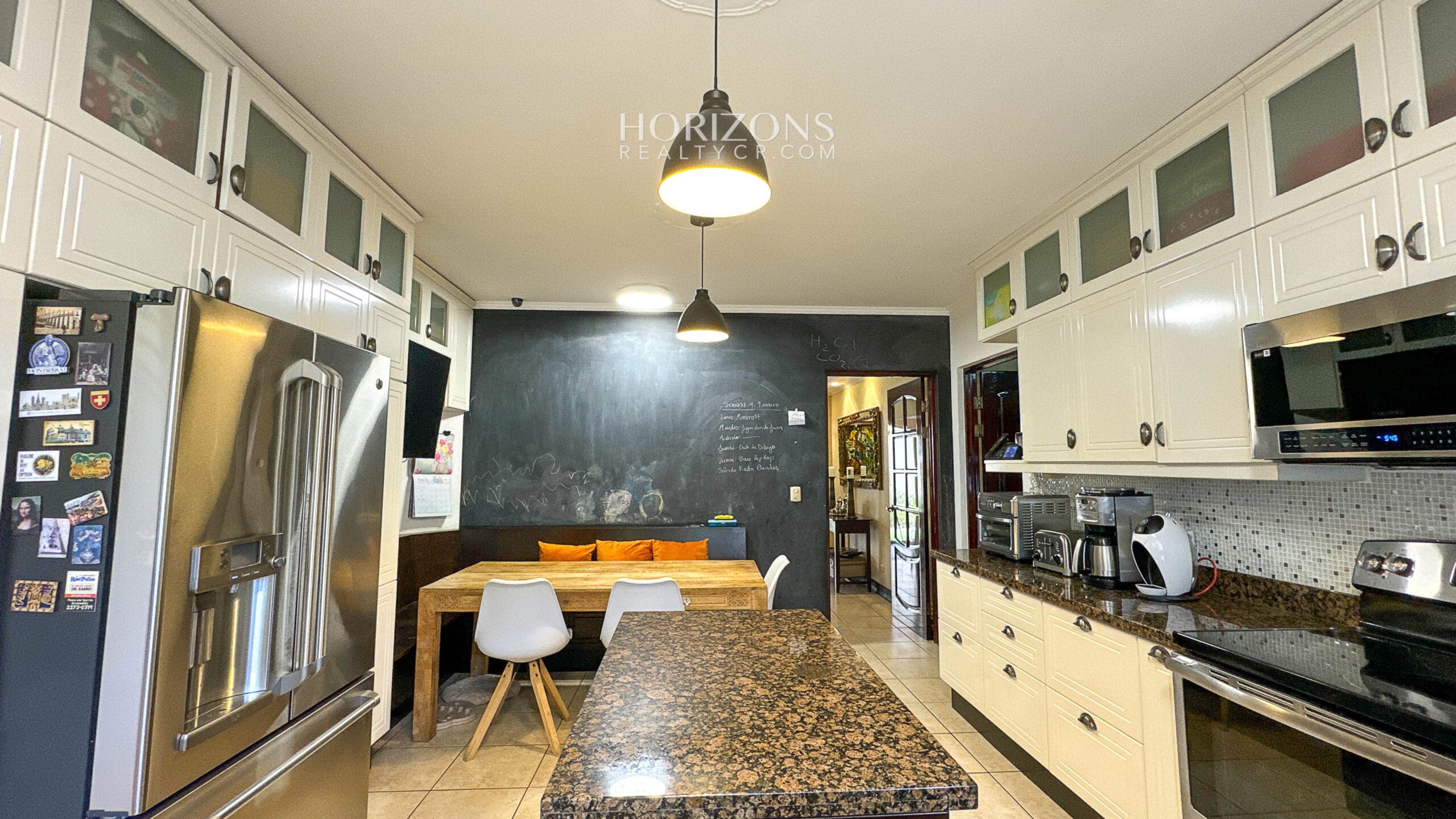 Casa en Venta en Residencial en Guayabos, Curridabat – 5 Habitaciones (1 en Primer Nivel), 466 m² NJA1213
