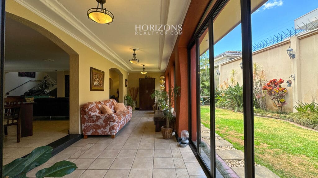 Casa en Venta en Residencial en Guayabos, Curridabat – 5 Habitaciones (1 en Primer Nivel), 466 m² NJA1213