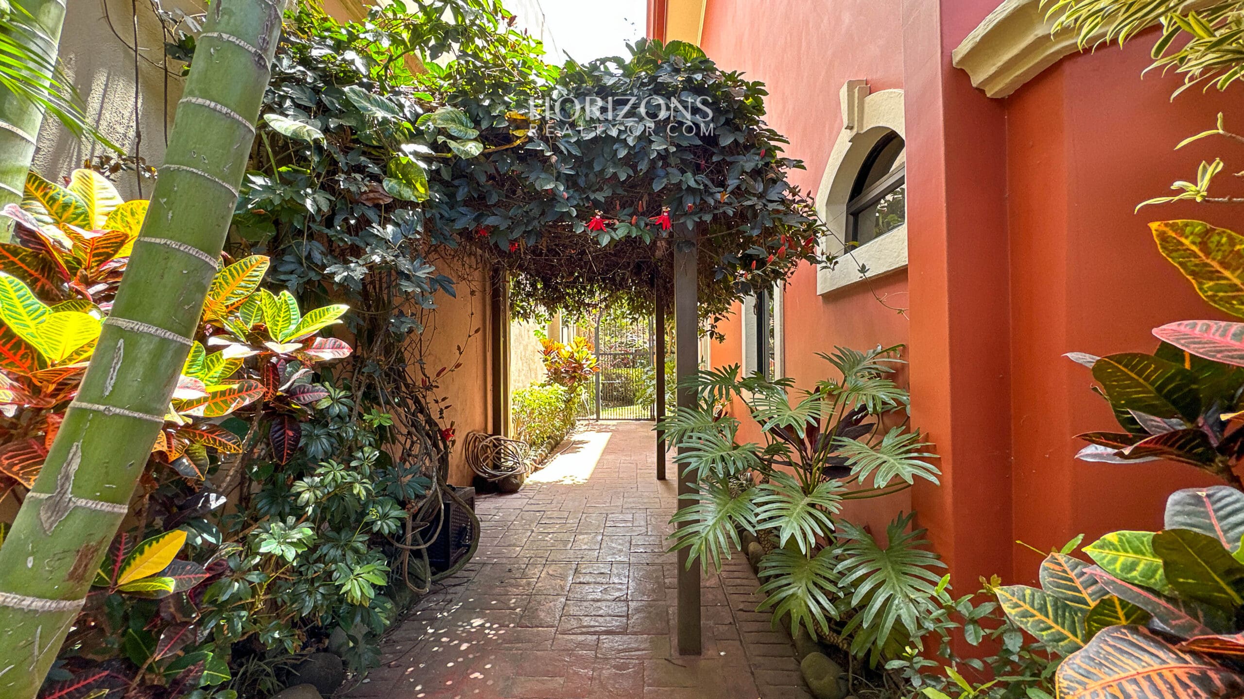 Casa en Venta en Residencial en Guayabos, Curridabat – 5 Habitaciones (1 en Primer Nivel), 466 m² NJA1213