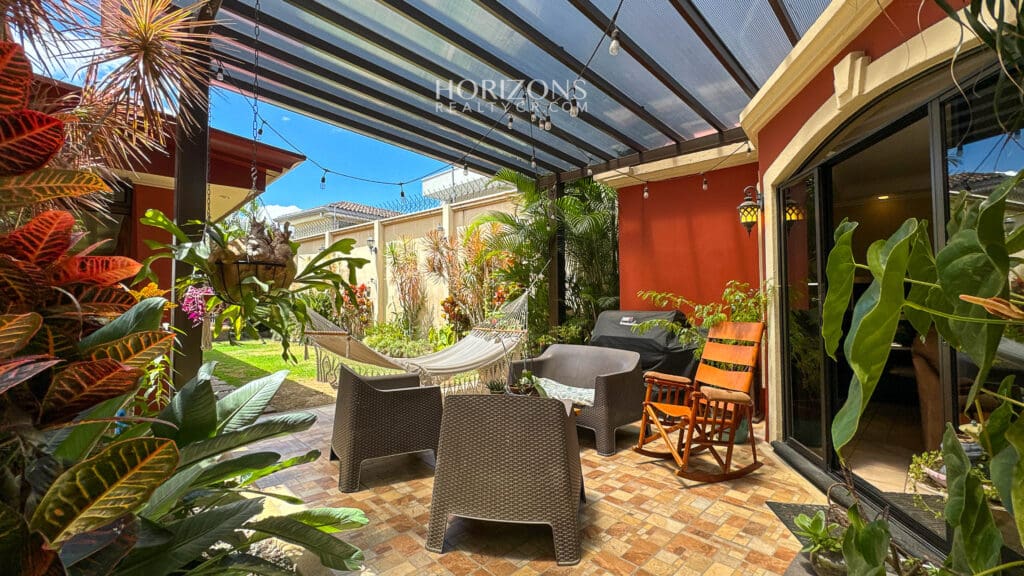 Casa en Venta en Residencial en Guayabos, Curridabat – 5 Habitaciones (1 en Primer Nivel), 466 m² NJA1213