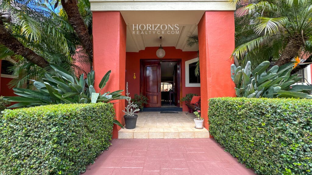 Casa en Venta en Residencial en Guayabos, Curridabat – 5 Habitaciones (1 en Primer Nivel), 466 m² NJA1213