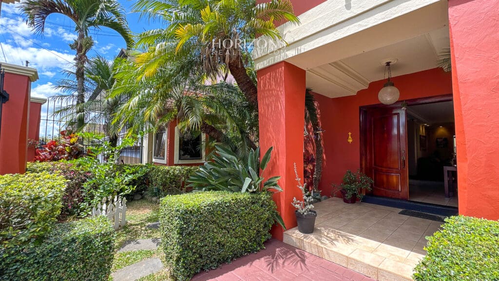Casa en Venta en Residencial en Guayabos, Curridabat – 5 Habitaciones (1 en Primer Nivel), 466 m² NJA1213
