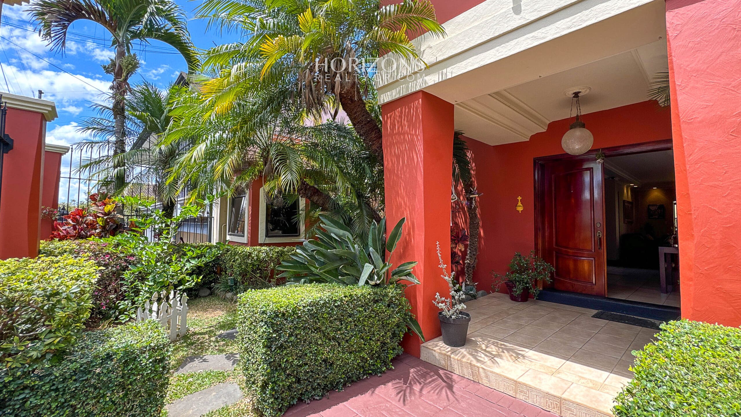 Casa en Venta en Residencial en Guayabos, Curridabat – 5 Habitaciones (1 en Primer Nivel), 466 m² NJA1213