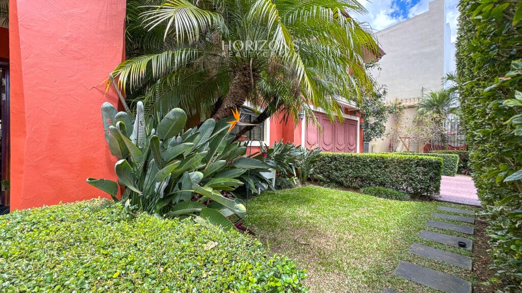 Casa en Venta en Residencial en Guayabos, Curridabat – 5 Habitaciones (1 en Primer Nivel), 466 m² NJA1213