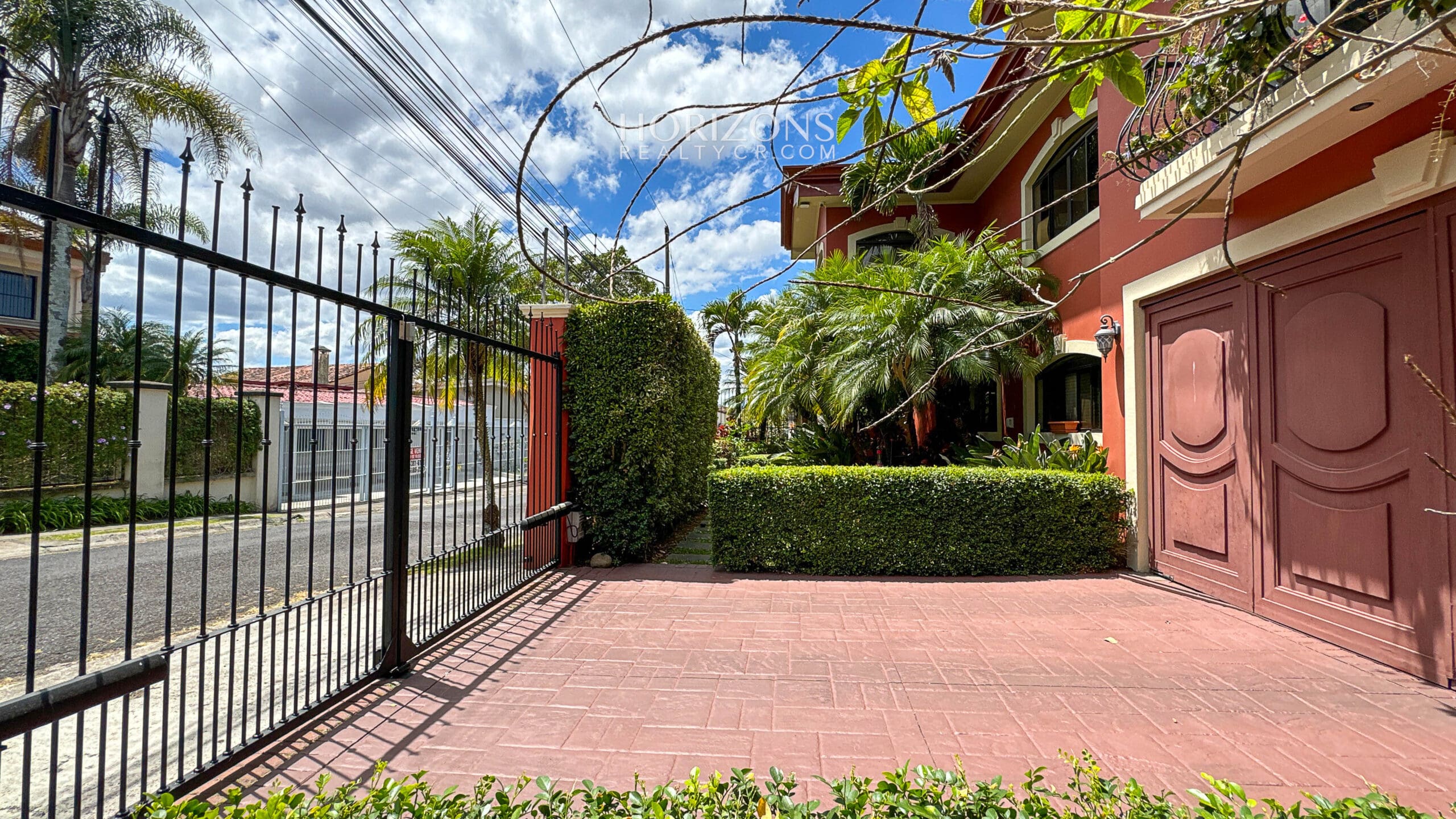 Casa en Venta en Residencial en Guayabos, Curridabat – 5 Habitaciones (1 en Primer Nivel), 466 m² NJA1213