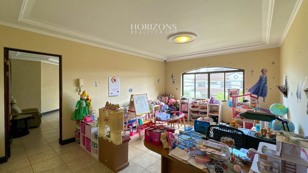 Casa en Venta en Residencial en Guayabos, Curridabat – 5 Habitaciones (1 en Primer Nivel), 466 m² NJA1213