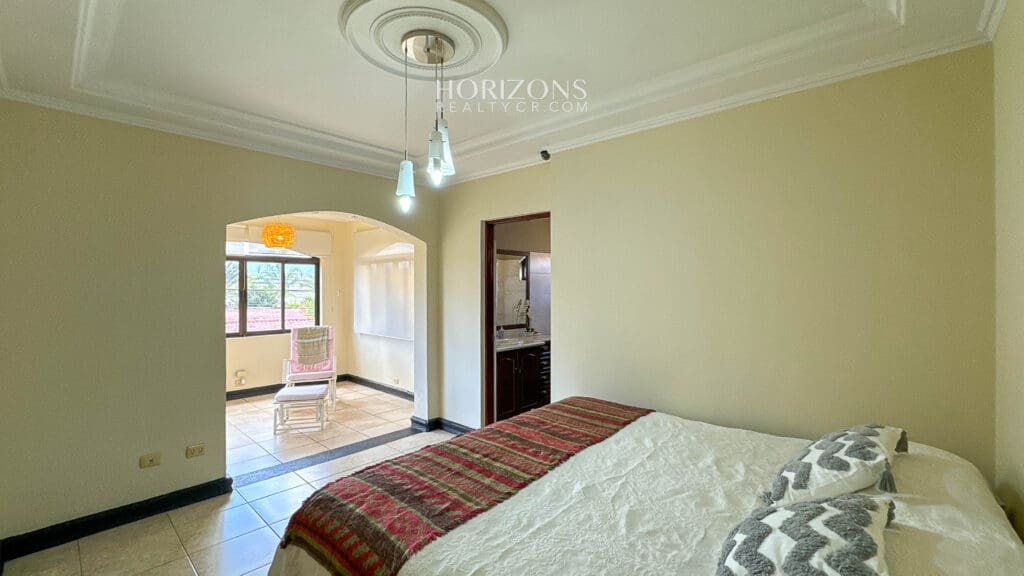 Casa en Venta en Residencial en Guayabos, Curridabat – 5 Habitaciones (1 en Primer Nivel), 466 m² NJA1213