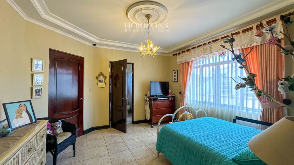 Casa en Venta en Residencial en Guayabos, Curridabat – 5 Habitaciones (1 en Primer Nivel), 466 m² NJA1213