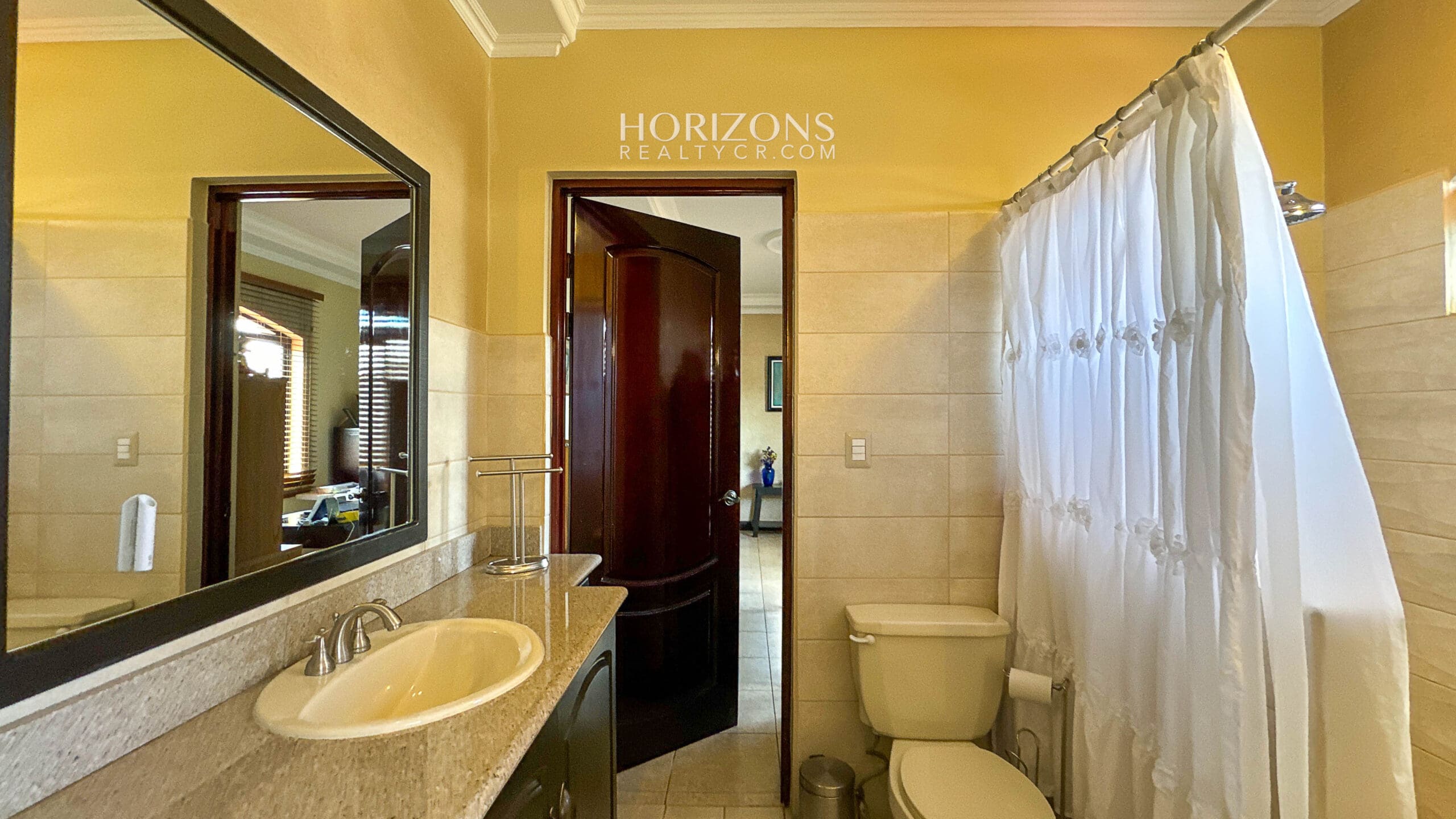 Casa en Venta en Residencial en Guayabos, Curridabat – 5 Habitaciones (1 en Primer Nivel), 466 m² NJA1213