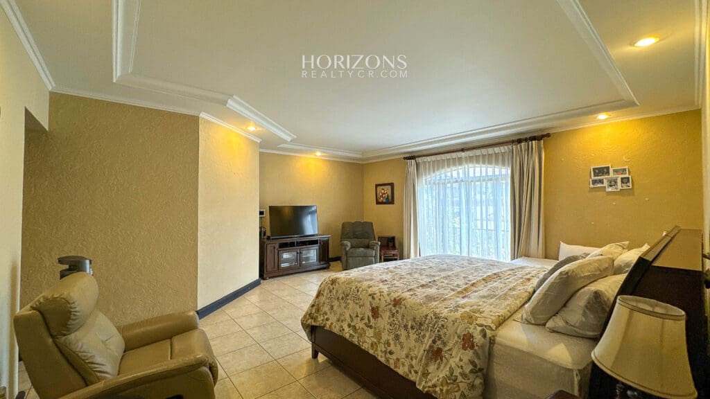Casa en Venta en Residencial en Guayabos, Curridabat – 5 Habitaciones (1 en Primer Nivel), 466 m² NJA1213