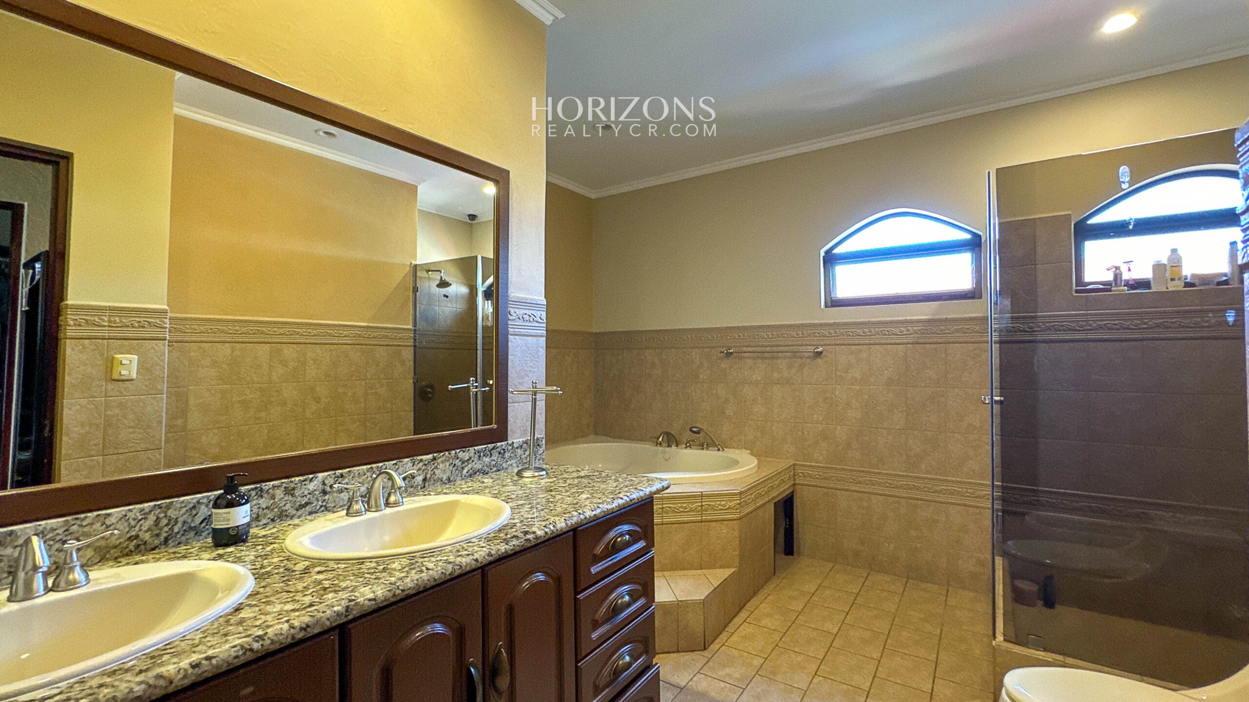 Casa en Venta en Residencial en Guayabos, Curridabat – 5 Habitaciones (1 en Primer Nivel), 466 m² NJA1213