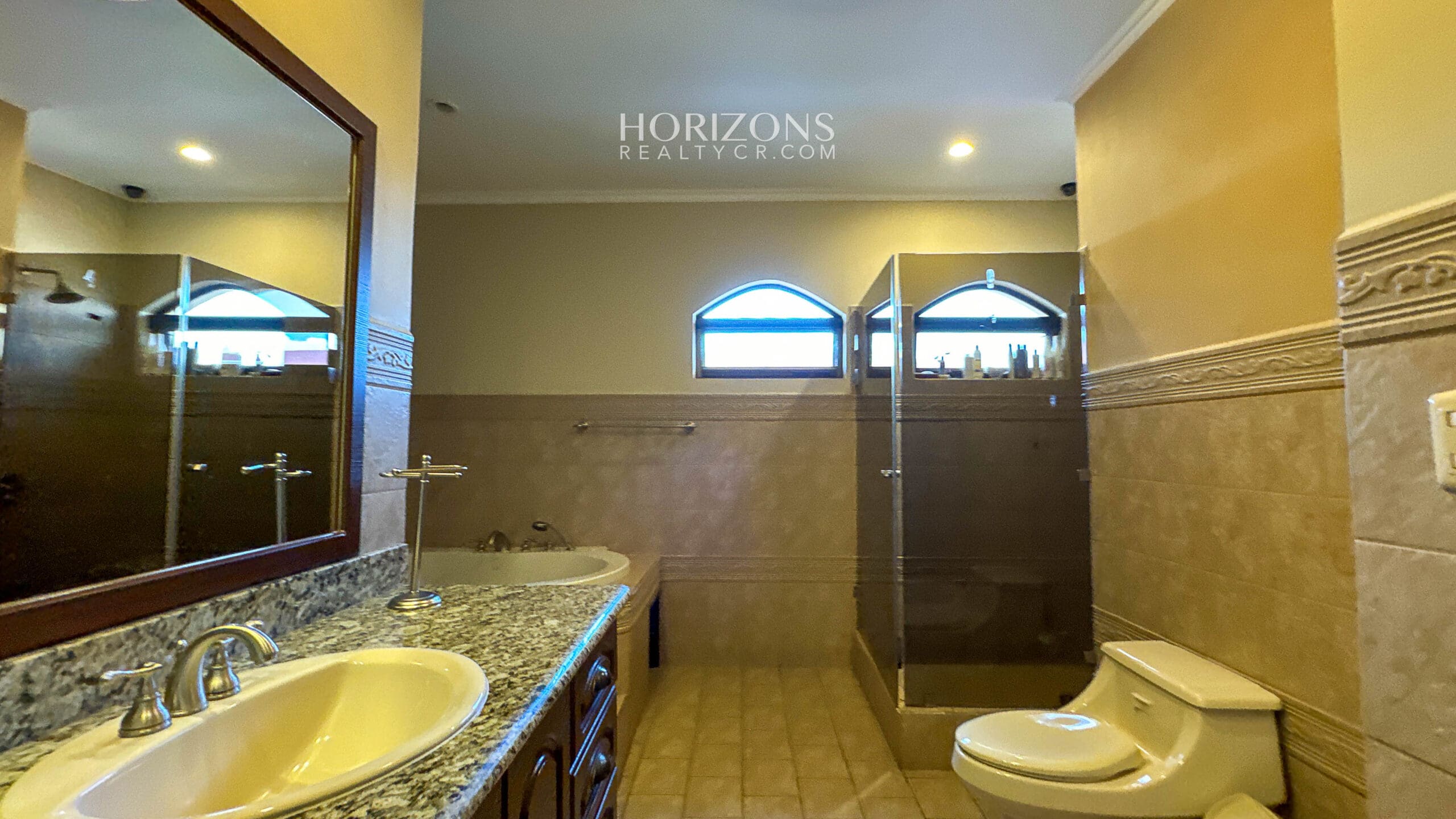 Casa en Venta en Residencial en Guayabos, Curridabat – 5 Habitaciones (1 en Primer Nivel), 466 m² NJA1213